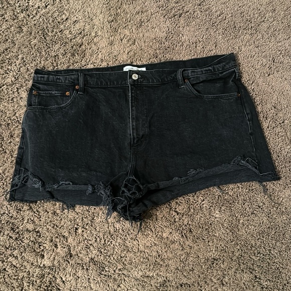 Size 20 Women’s Abercrombie Black Distressed High Rise Mom Short - Picture 1 of 6